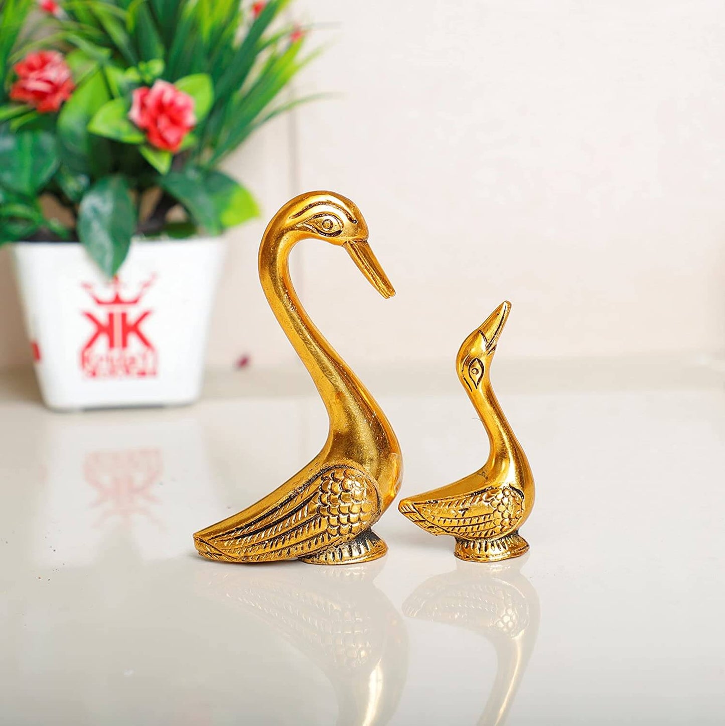 Love Birds swan metal Showpiece Set – Pair of Kissing Duck (Golden)
